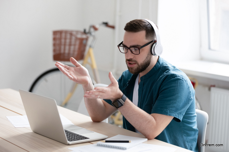  young-man-talking-to-a-friend-online